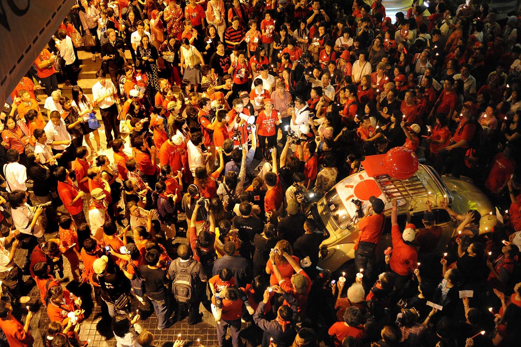 Anti-government protesters gather in Bangkok, Nov. 19, 2010. (Agnes Dherbeys/International Herald Tribune)