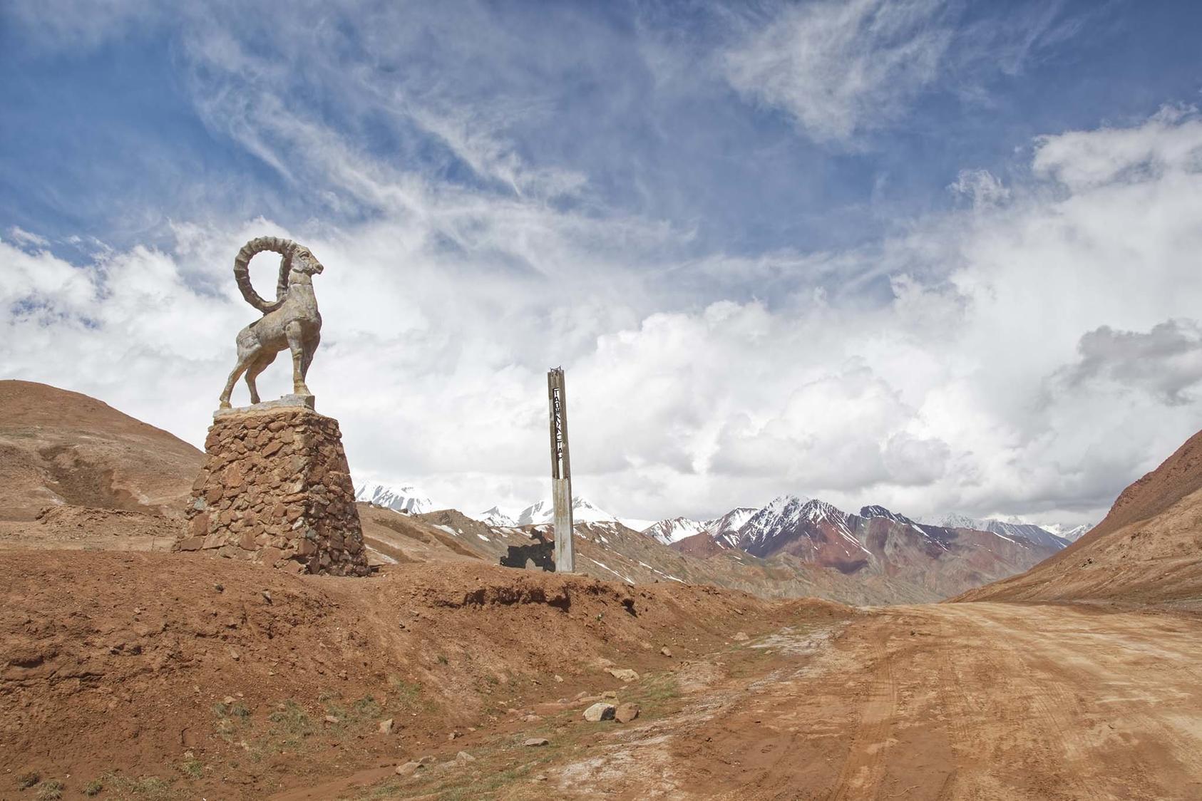 A border pass between Tajikistan and Kyrgyzstan. June 19, 2019. (Makalu/Pixabay)