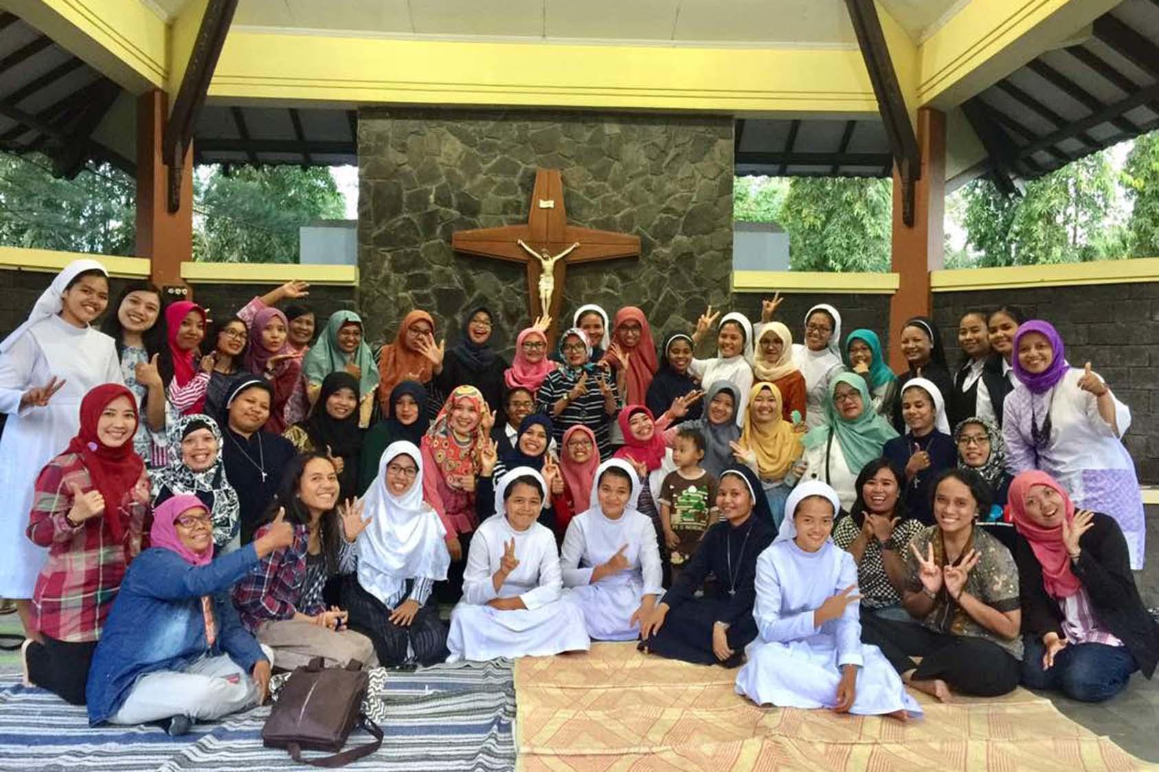 Indonesian Muslim and Christian women gather for an iftar meal and dialogue—before COVID. (Srikandi Lintas Iman)