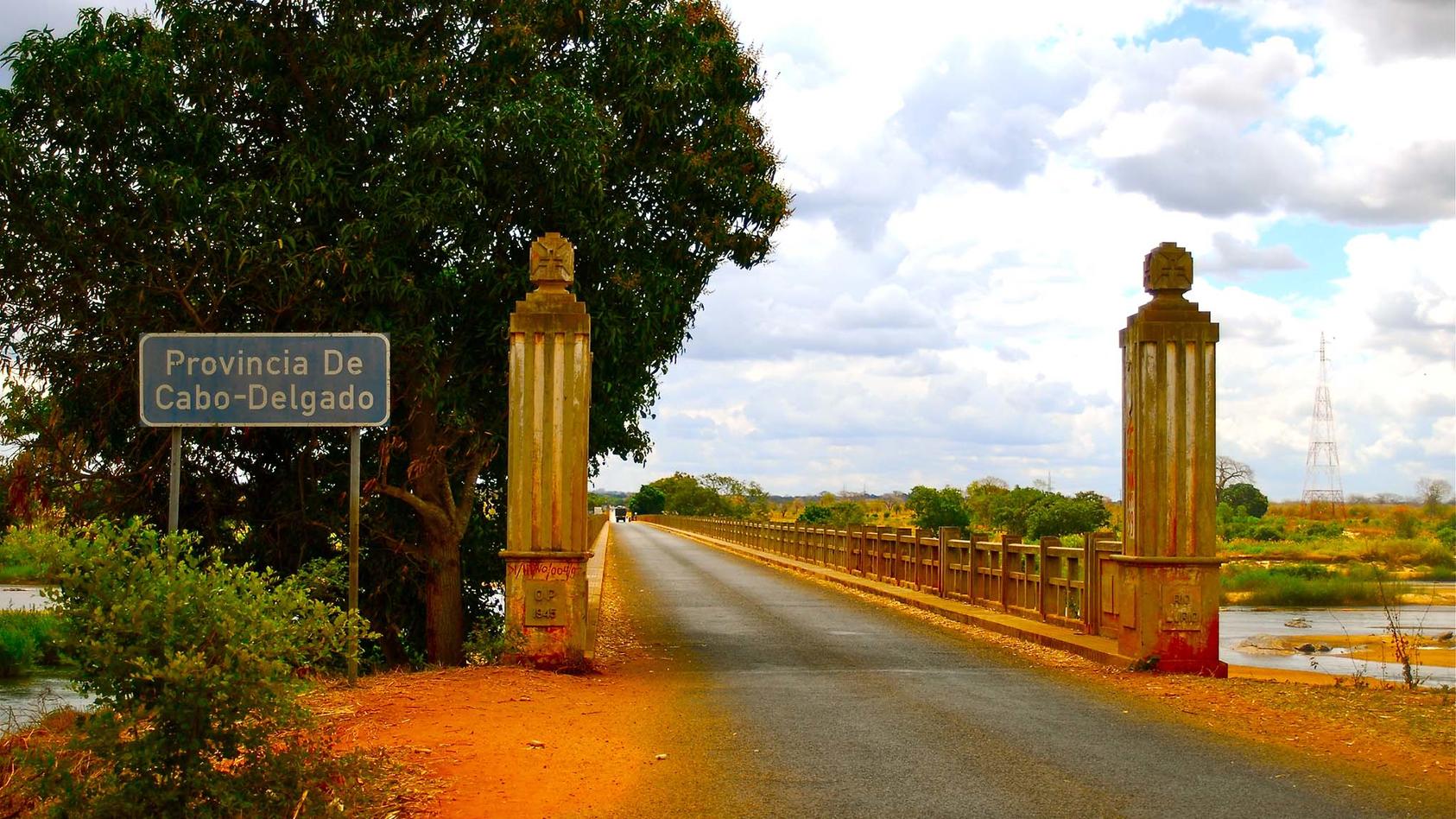 The Cabo Delgado boundary bridge in northern Mozambique. (CC BY-SA 2.0/F Mira)