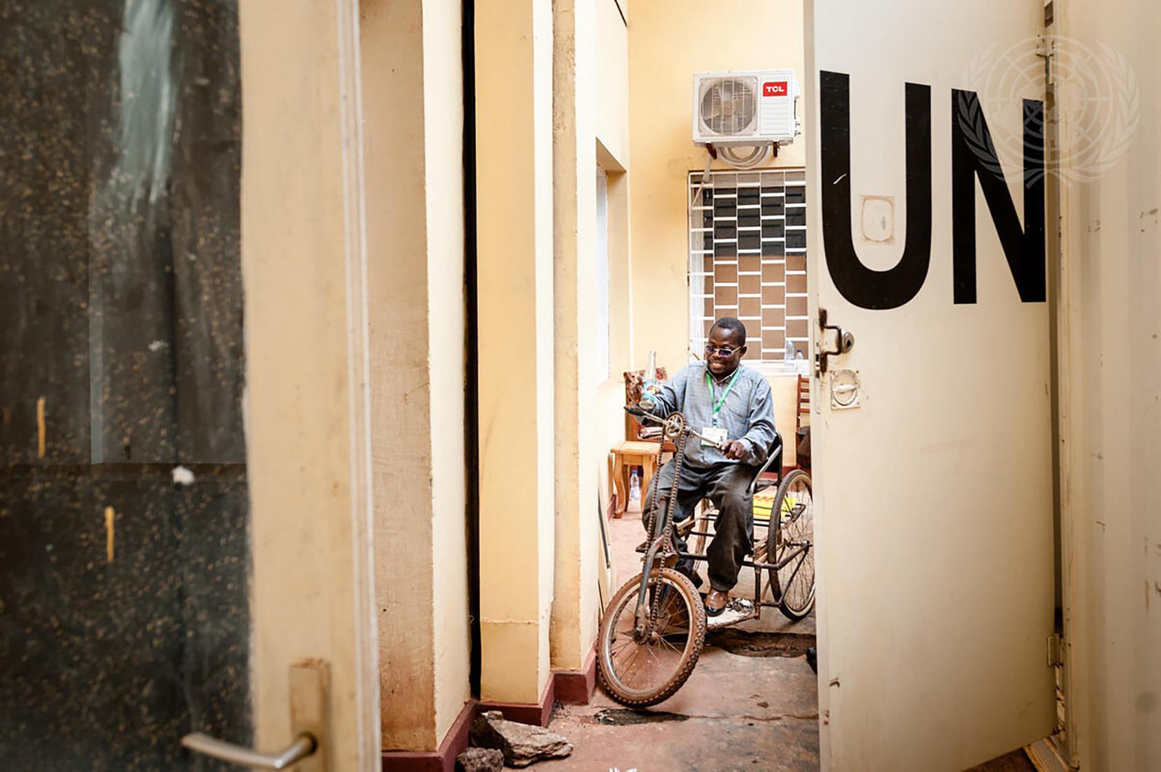 A Bangui National Forum participant leaves a radio station after an interview that highlighted the effects of the conflict on persons with disabilities in Central African Republic. May 7, 2015. (Catianne Tijerinn/U.N. Photo)