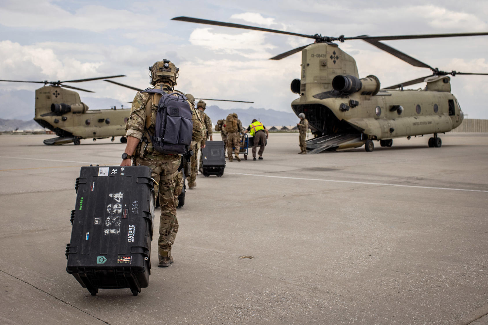 American and Polish soldiers board helicopters at an airfield in Bagram, Afghanistan. May 2, 2021. (Jim Huylebroek/The New York Times)
