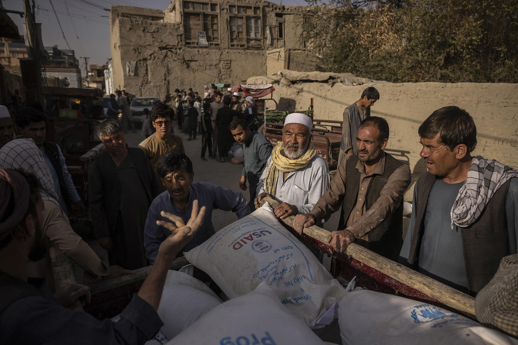 People at a food distribution site in Kabul, Afghanistan. October 7, 2021. (Victor J. Blue/The New York Times)