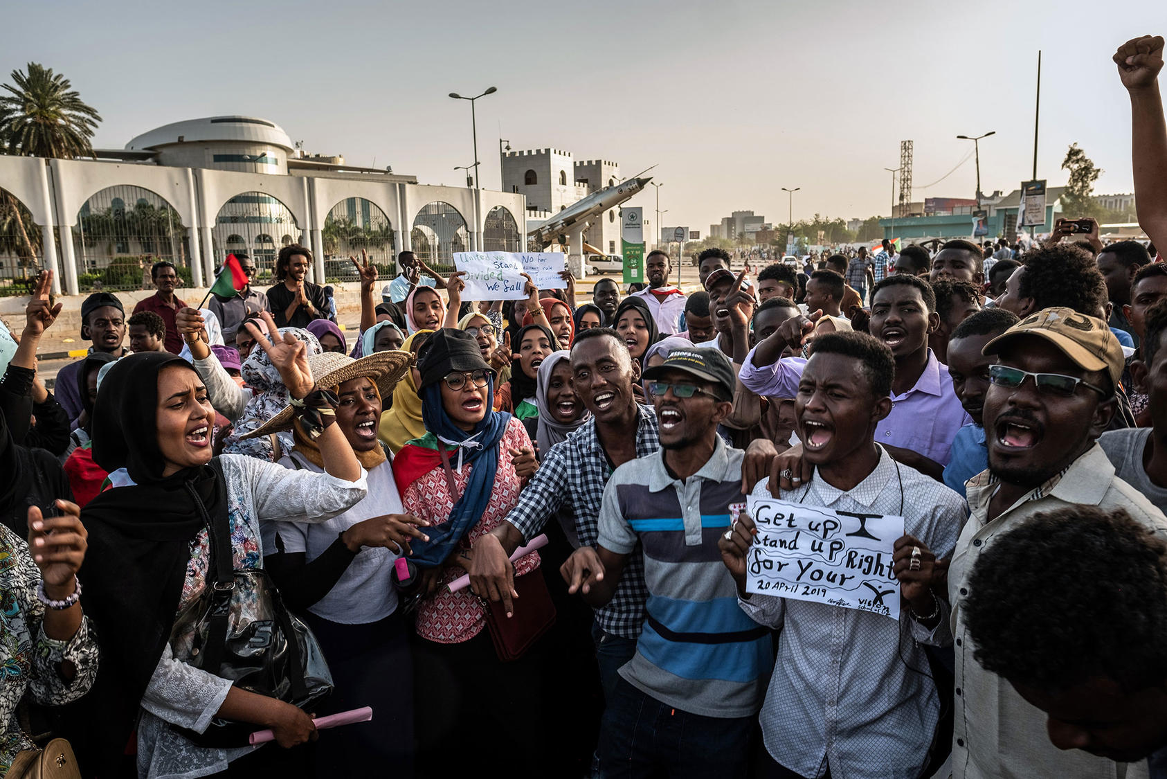 Protesters in front of Sudan’s military headquarters in Khartoum. April 20, 2019. (Bryan Denton/The New York Times)