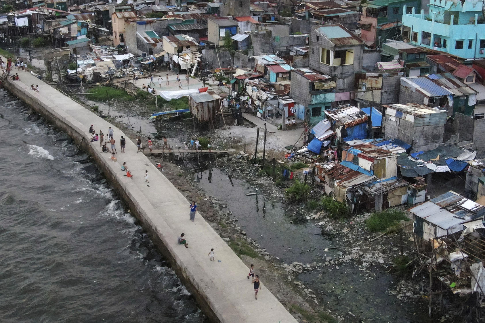 A sea wall along a low-lying area in metropolitan Manila, Philippines, Nov. 20, 2019. (Chang W. Lee/The New York Times)