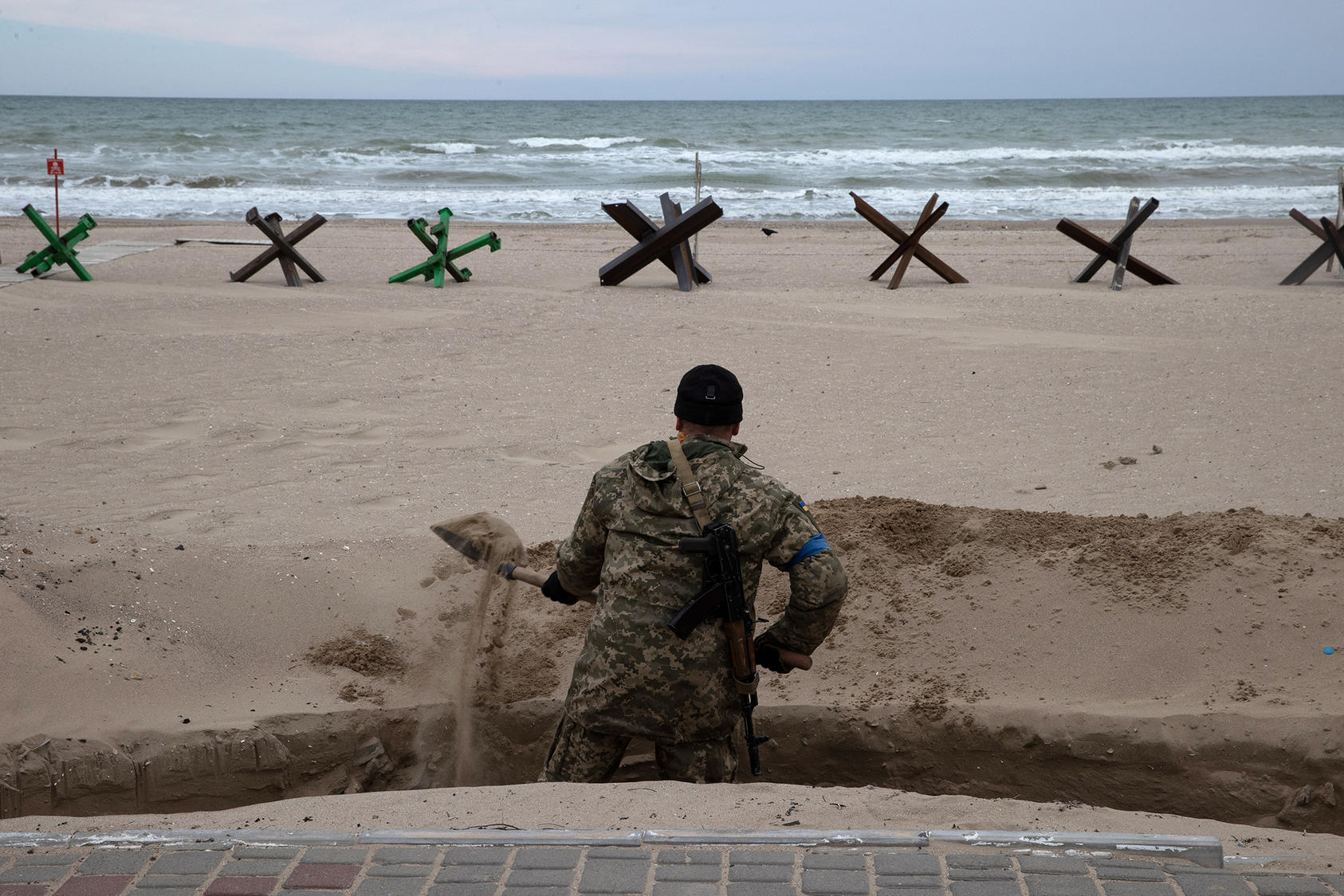 A Ukrainian soldier digs a trench in Odesa, Ukraine, on Wednesday, on March 16, 2022, as they continued to prepare for a Russian attack on the strategic port city. (Tyler Hicks/The New York Times)