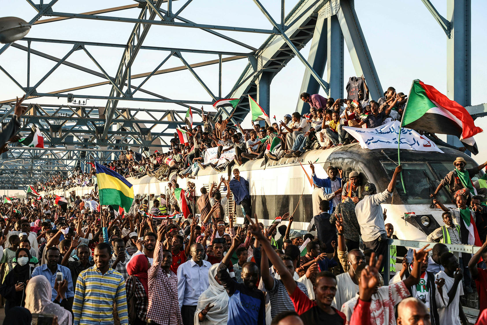 People crowd a train in Khartoum, Sudan, on April 23, 2019, during nationwide protests after the overthrow of President Omar al-Bashir earlier that month. (Photo by AP)