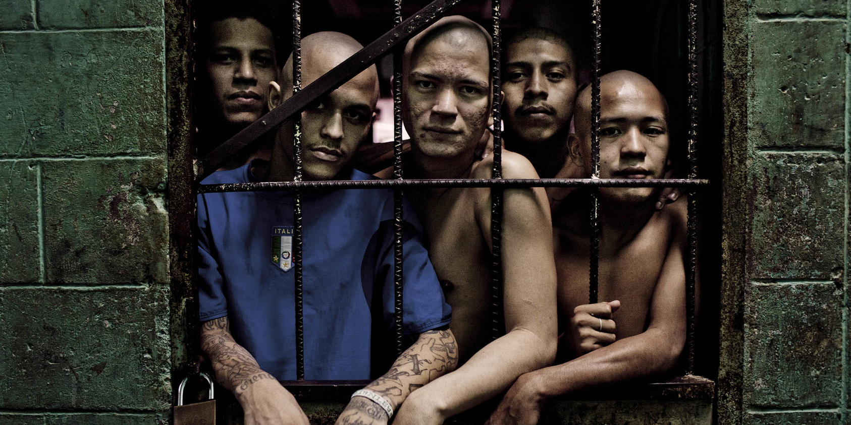Miembros de la pandilla Barrio 18 en la cárcel de Quezaltepeque en Quezaltepeque, El Salvador, 16 de agosto de 2012. (Tomas Munita/The New York Times)