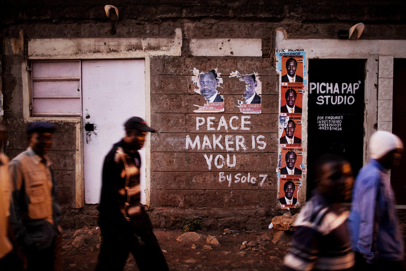 Voters pass a peace message on their way to a polling station in downtown Nairobi, Kenya. (Pete Muller/The New York Times)