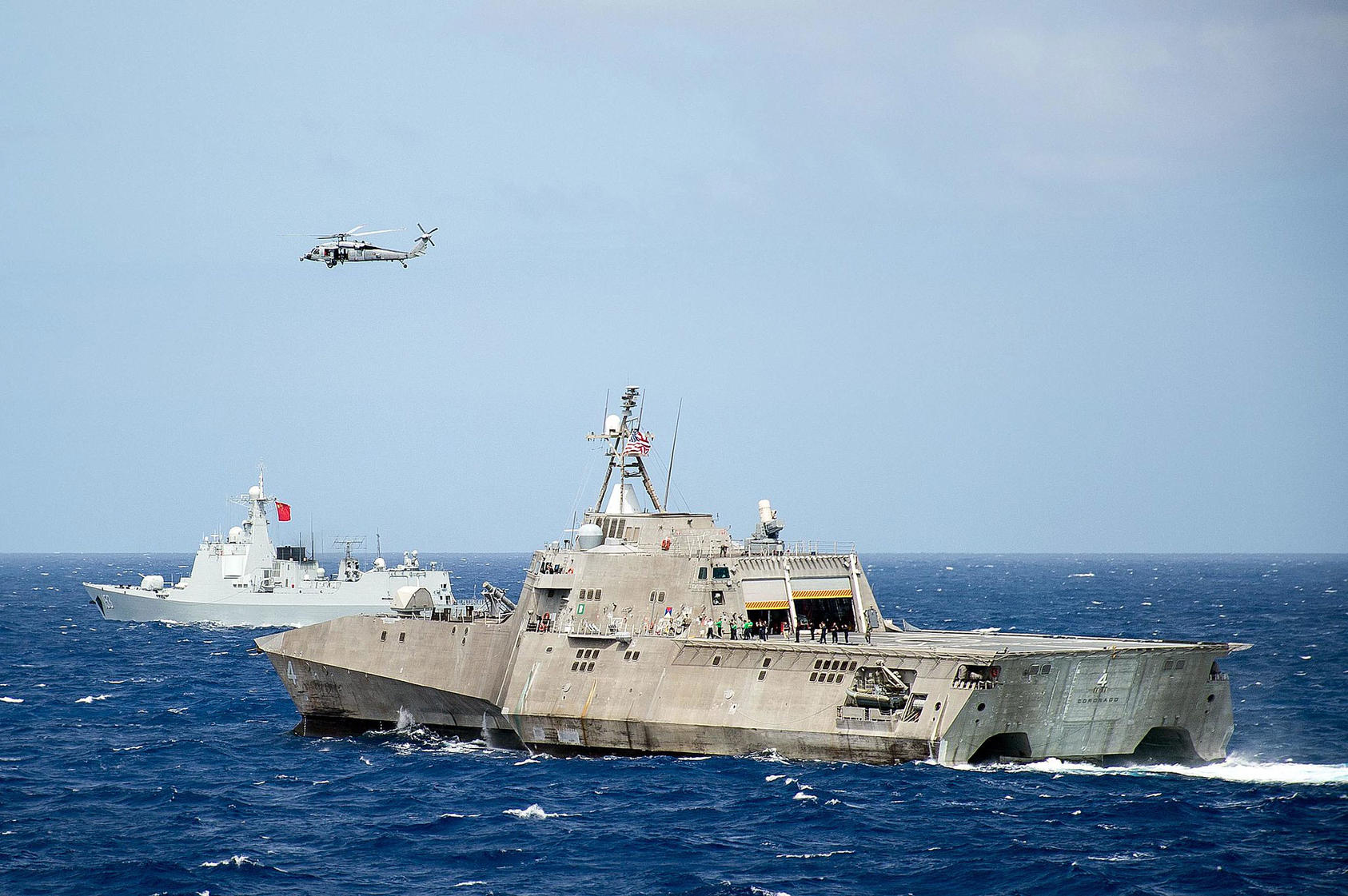 PACIFIC OCEAN (July 28, 2016) The littoral combat ship USS Coronado (LCS 4) and the Chinese Navy guided-missile destroyer Xian (153) transit in formation during Rim of the Pacific 2016. 