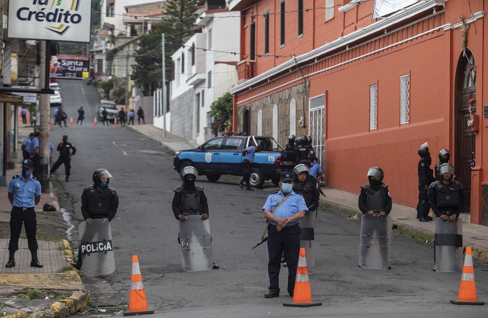 Officers from the Nicaraguan police and riot police forces at the main entrance of Bishop Rolando Álvarez’s church in Matagalpa, Nicaragua. August 4, 2022. (Inti Ocón/The New York Times)