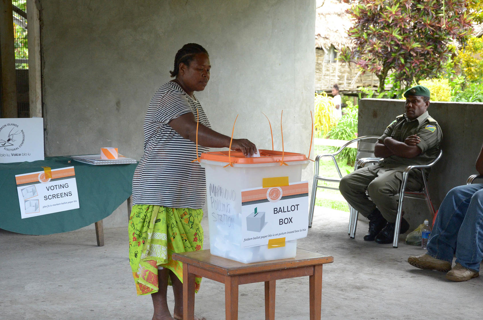 A woman votes in the 2019 Solomon Islands parliamentary elections. April 3, 2019. (Commonwealth Secretariat/Flickr)