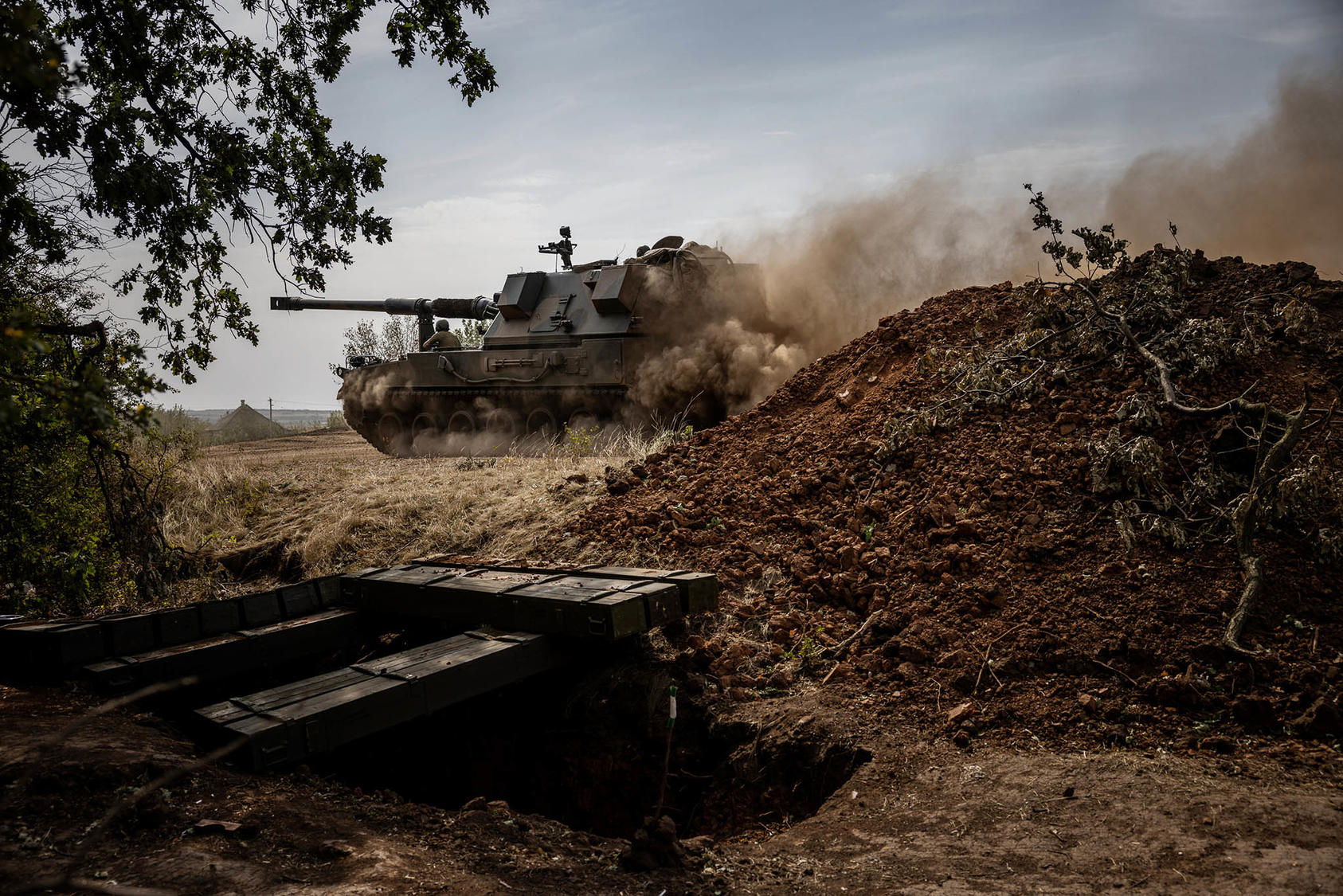 A Ukrainian tank near the frontlines in the Donbas region of Ukraine. August 26, 2022. (Jim Huylebroek/The New York Times)