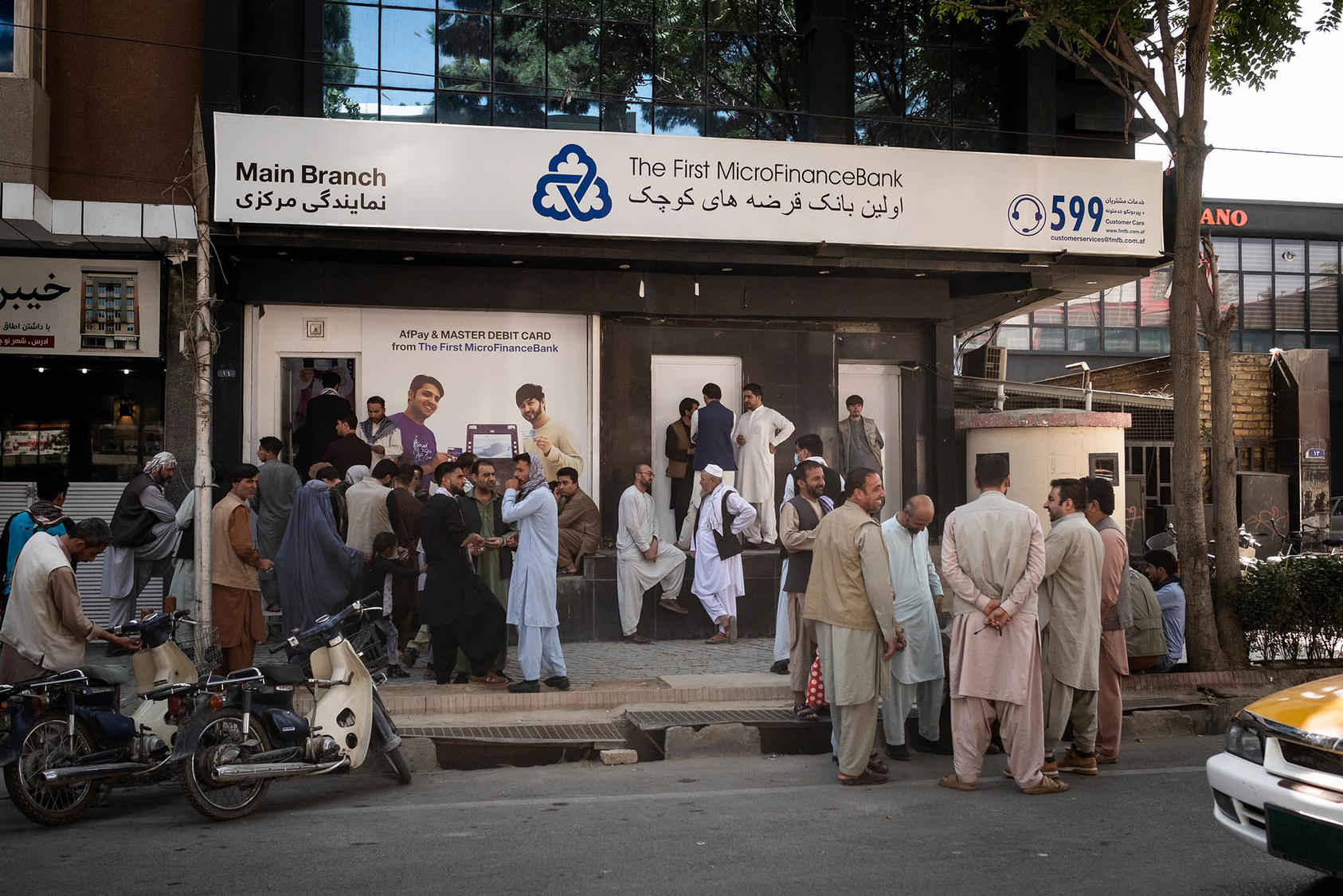 People congregate outside a bank in Kabul, Afghanistan on Thursday, Aug. 26, 2021. (Jim Huylebroek/The New York Times)