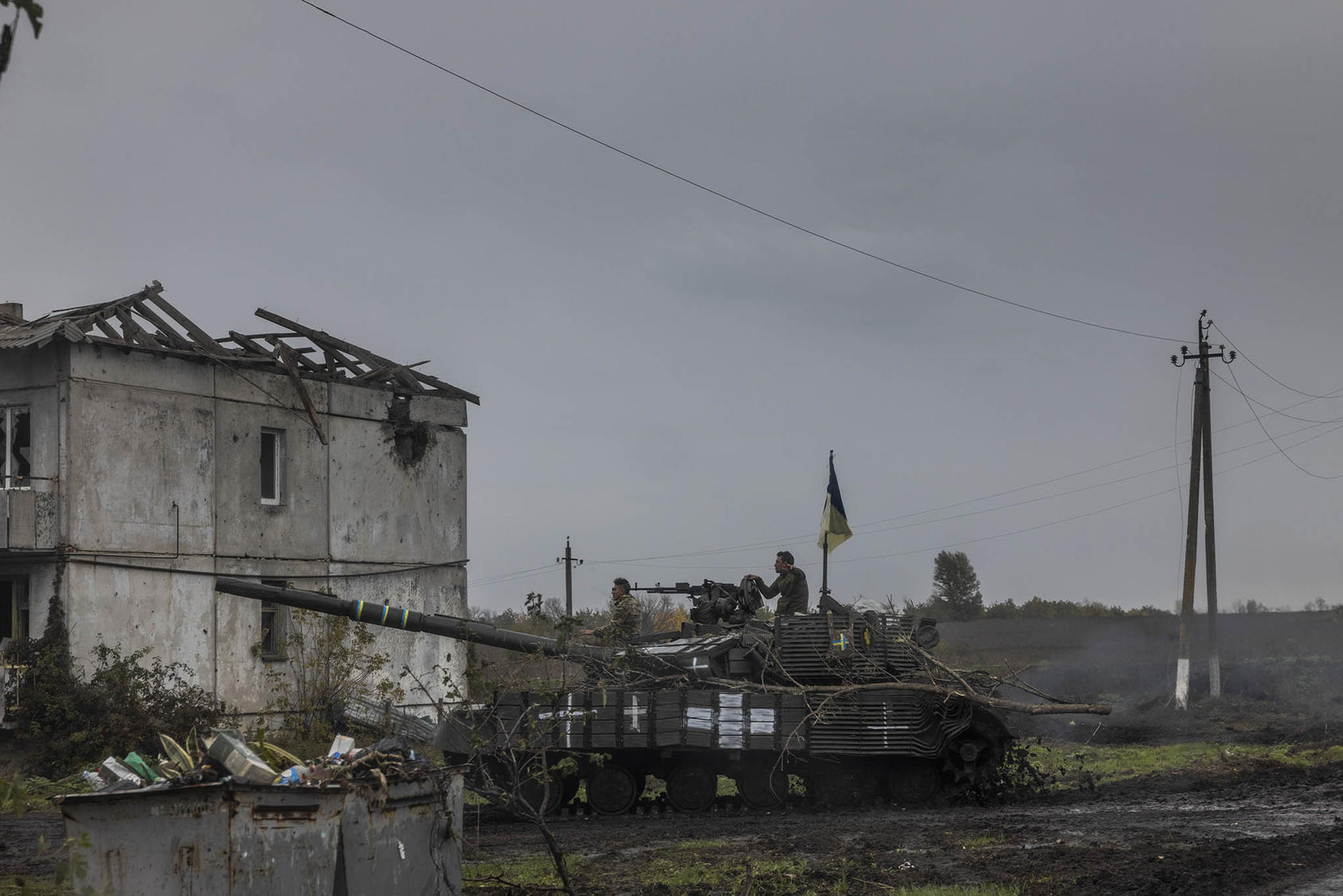 A Ukrainian tank in the recently recaptured area north of the town of Lyman, in the Donetsk Region, Ukraine, Oct. 2, 2022. Amid Ukraine’s swift counteroffensives, Putin has raised the specter of nuclear confrontation. (Ivor Prickett/The New York Times)