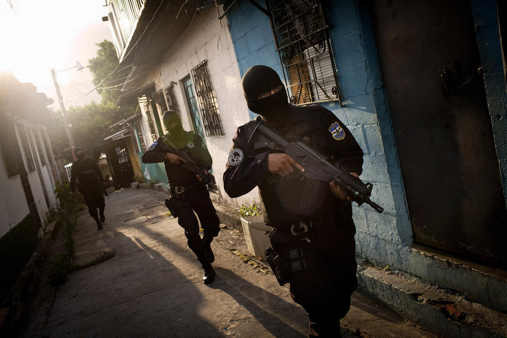 Miembros de una fuerza policial antipandillas en San Salvador, El Salvador. Bajo la presidencia de Nayib Bukele, el gobierno salvadoreño ha iniciado una campaña antipandillas sin precedentes. (Tomás Munita/The New York Times)
