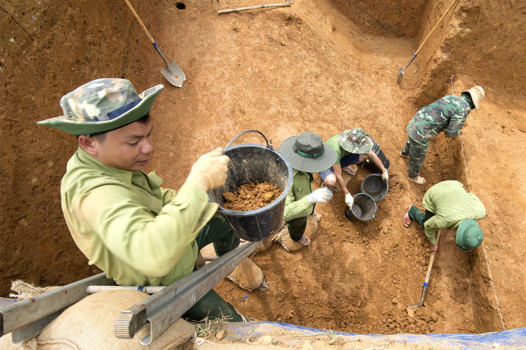 Nhóm làm việc Việt Nam thuộc Cơ quan Kiểm kê POW/MIA Bộ Quốc phòng Hoa Kỳ tìm kiếm hài cốt quân nhân Mỹ, tỉnh Thừa Thiên Huế, Việt Nam, 17 tháng 6 năm 2016. (Bộ Quốc phòng Hoa Kỳ/MC3 Armando Velez)