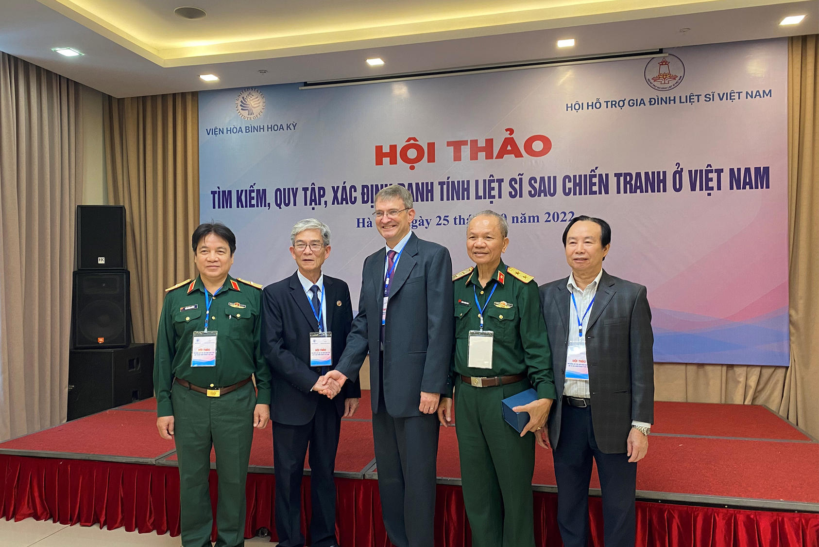 Lãnh đạo Hội Hỗ trợ Gia đình Liệt sĩ Việt Nam và Chuyên gia cấp cao của Viện Hòa bình Hoa Kỳ tại Hà Nội, Việt Nam, tháng 10 năm 2022.