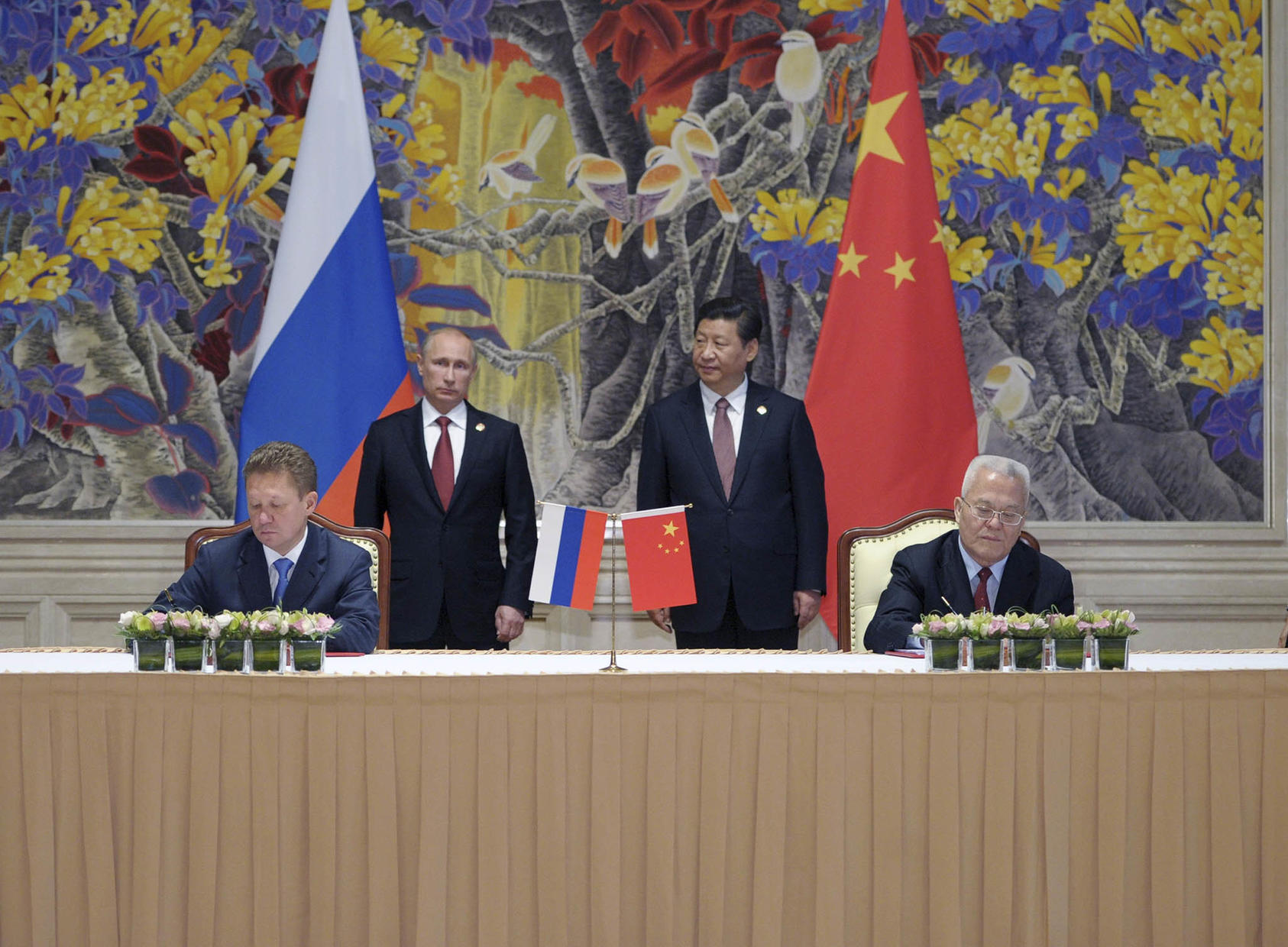 Russian President Vladimir Putin and Chinese Chinese Communist Party General Secretary Xi Jinping stand during the signing of a gas deal in Shanghai, May 21, 2014. (Alexei Druzhinin/RIA Novosti/Pool via The New York Times)