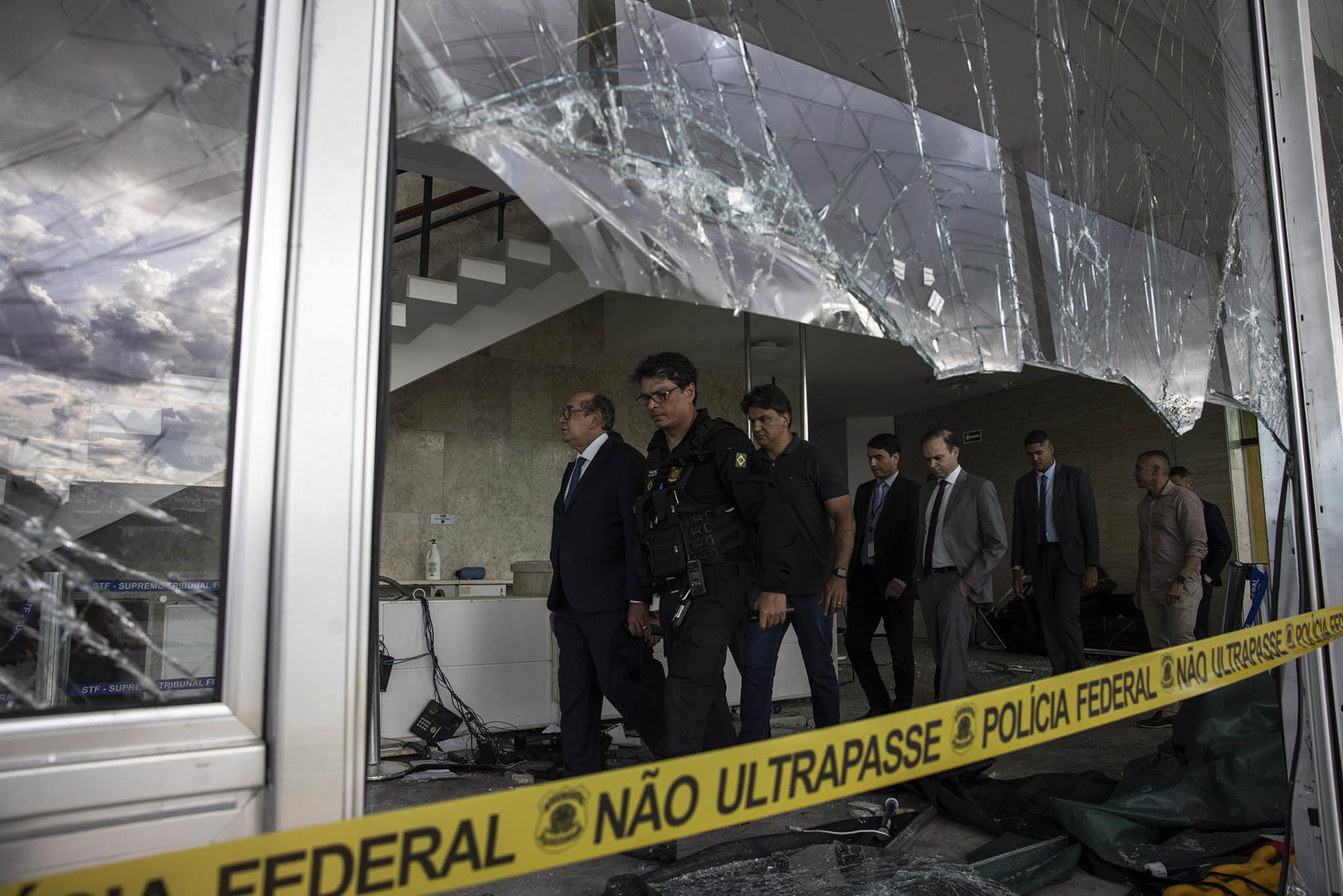 La policía inspeccionando los daños en la Corte Suprema en Brasilia, Brasil, 10 de enero de 2023. (Victor Moriyama/The New York Times)