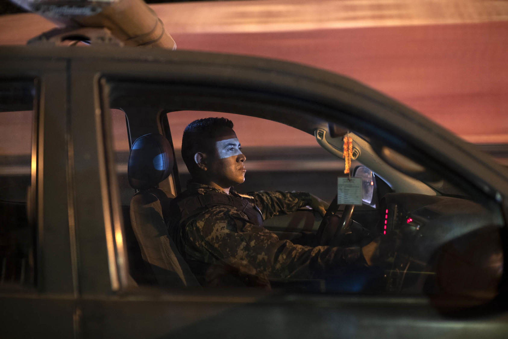 Un policía militar en San Pedro Sula, Honduras, 17 de noviembre de 2018. (Tyler Hicks/The New York Times)