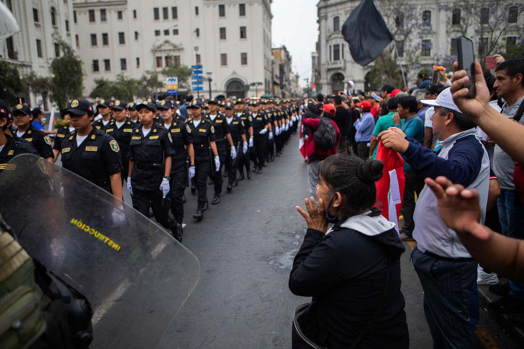 Seguidores de Pedro Castillo, el destituido presidente de Perú, protestan frente a la policía en el centro de Lima el viernes 16 de diciembre de 2022. (Marco Garro/The New York Times)