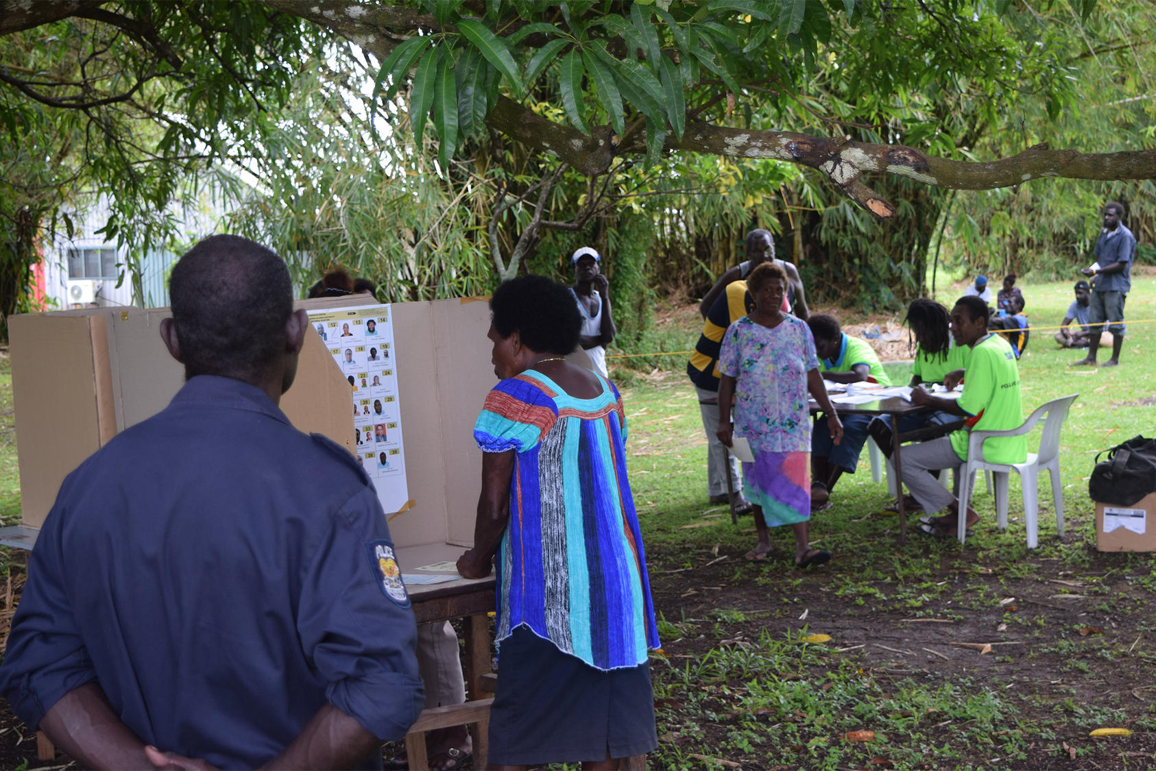 Bougainvilleans vote in Papua New Guinea’s 2017 general elections. In 2019, 97.7% of Bougainvilleans chose independence from Papua New Guinea in a nonbinding referendum. (Commonwealth Secretariat)]