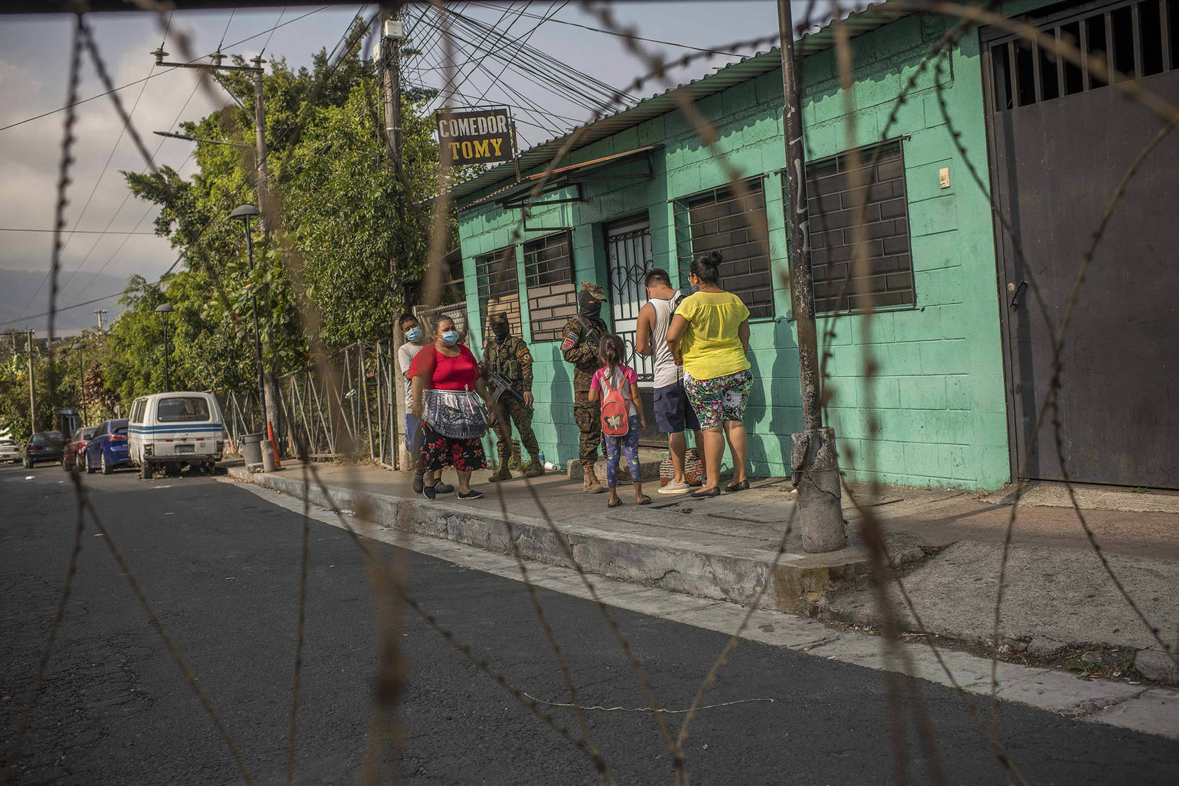 Un puesto de control militar en San Salvador, El Salvador, 14 de abril de 2022. La popularidad del presidente Nayib Bukele ha aumentado en medio de una ofensiva contra la violencia de las maras que ha provocado la suspensión de libertades civiles fundamentales. (Daniele Volpe/The New York Times)