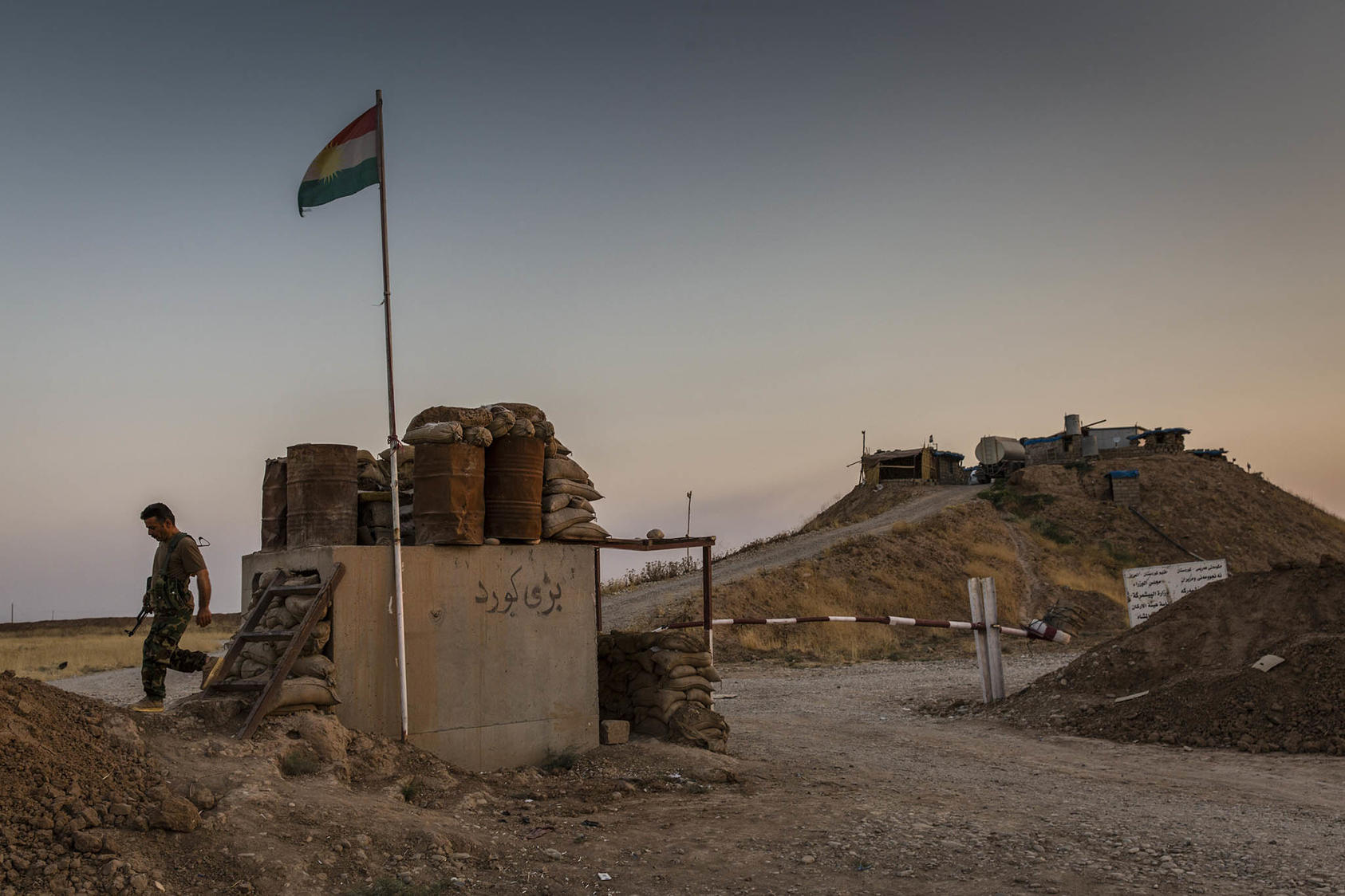 A Kurdish peshmerga fighter guards a base near territory held by ISIS, near Hawiga, Iraq, Aug. 27, 2017. A top Kurdish official told a USIP audience that ISIS’ extremist ideology still poses a threat. (Ivor Prickett/The New York Times)