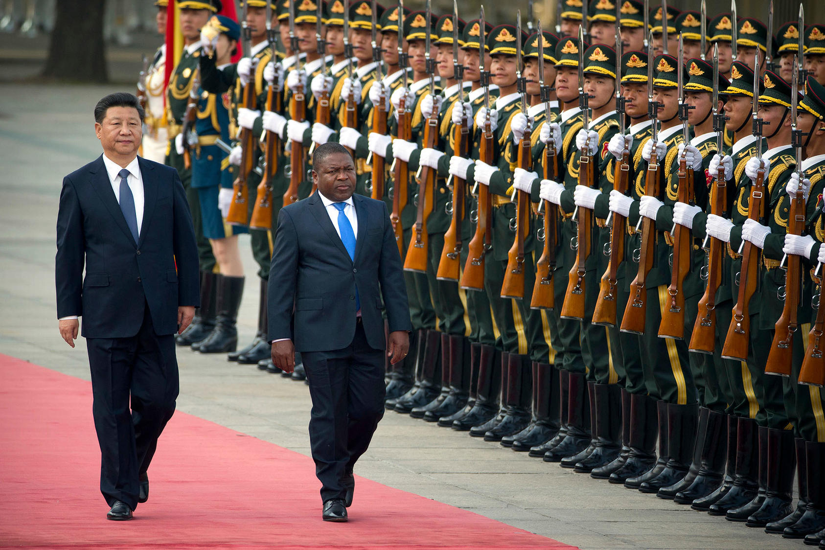 President Xi Jinping welcomes President Filipe Jacinto Nyusi of Mozambique to Beijing on May 18, 2016. (Photo by Mark Schiefelbein/AP)