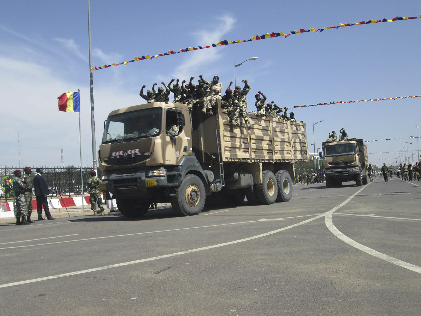 Chadian armed forces drive through the streets of the capital N'Djamena. April 13, 2020. André Kodmadjingar (VOA)/Wikimedia Commons)