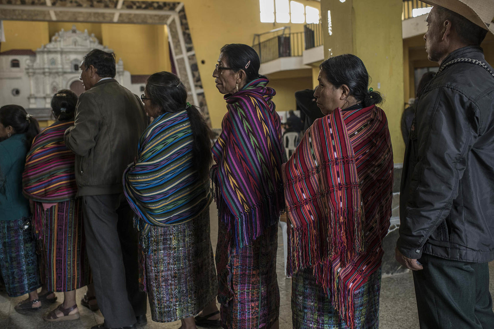 Votantes hacen cola para la primera vuelta electoral, Chimaltenango, Guatemala, 25 de junio de 2023. (Daniele Volpe/The New York Times)