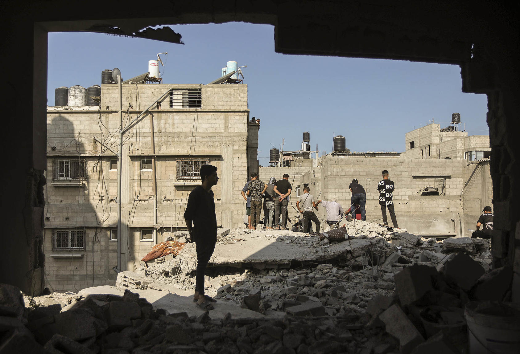 Palestinos inspeccionando una vivienda destruida por los ataques aéreos israelíes en el sur de la Franja de Gaza, 1 de noviembre de 2023. (Yousef Masoud/The New York Times)