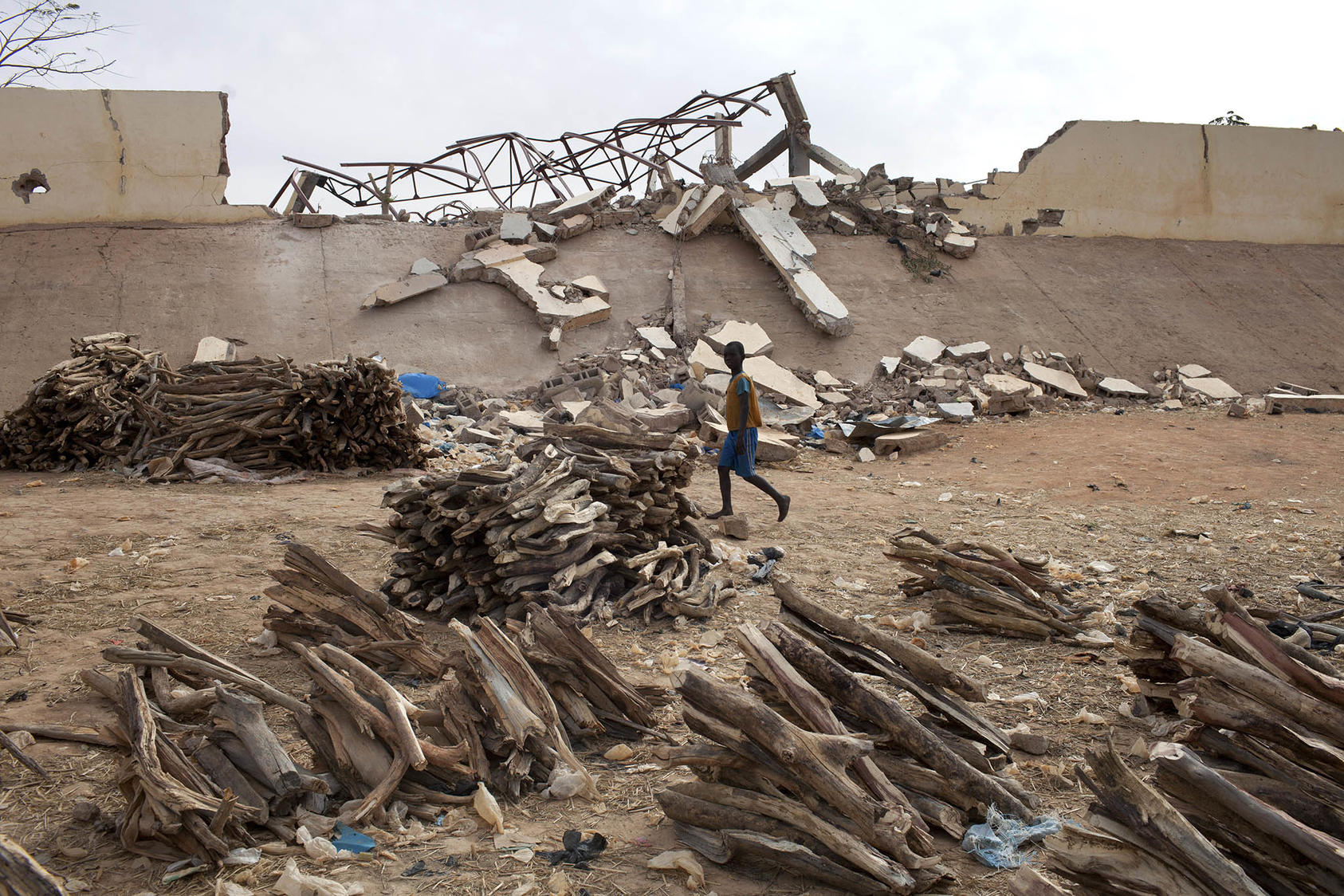 A market in the town of Konna stood ruined at the start of Mali’s decade-long insurgencies. Algeria has mediated in those conflicts and shares some, but not all, U.S. interests in stability there and across the Sahel. (Tyler Hicks/The New York Times)