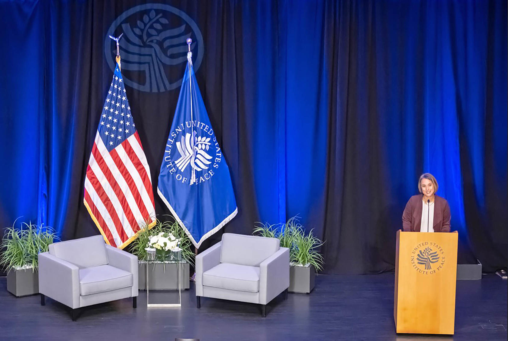 Decatur, Georgia high school history teacher Kristin Embry introduces Senator Raphael Warnock at USIP on November 7 for a discussion of Nelson Mandela’s legacy for peacebuilders in the 2020s. (USIP)