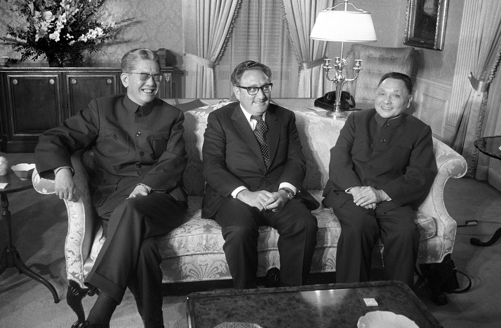 Chinese Foreign Minister Chiao Kuan-Hua, U.S. Secretary of State Henry Kissinger and Chinese Vice Premier Deng Xiaoping during a dinner at the Waldorf Astoria hotel in New York. April 14, 1974. (John Sotomayor/The New York Times)