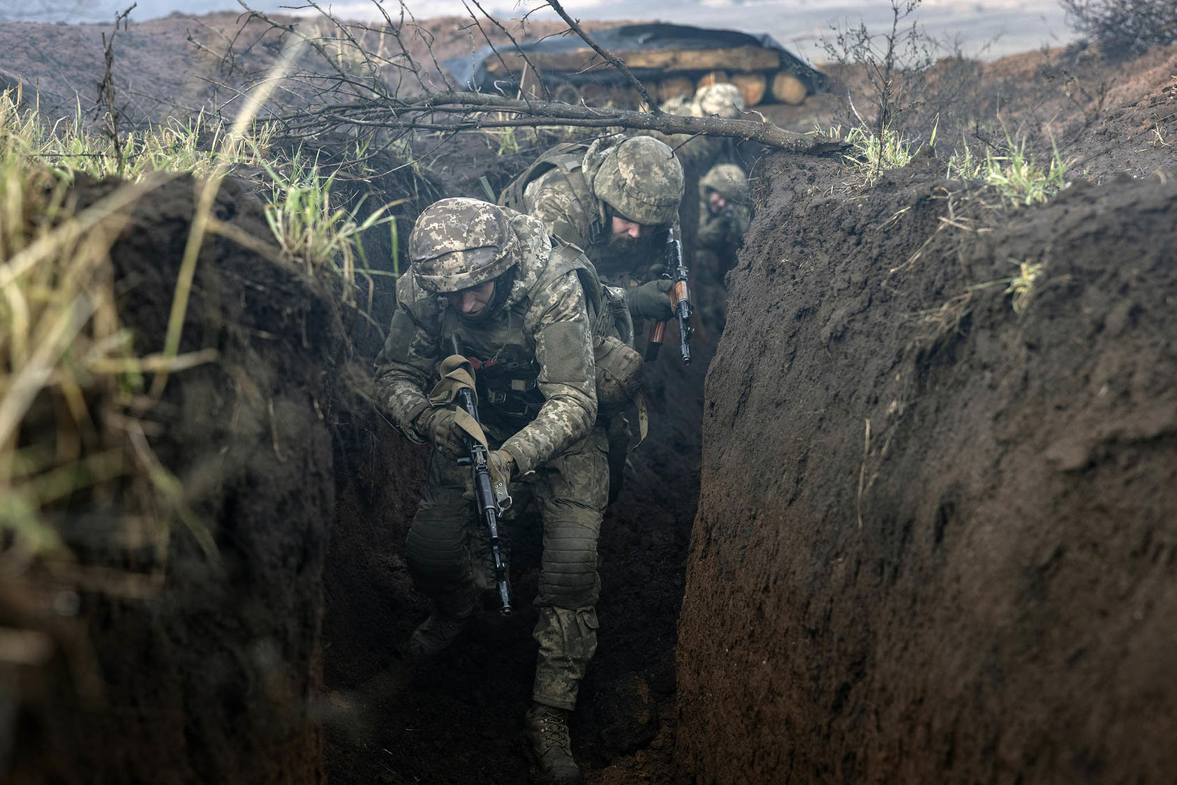 Soldiers with Ukraine’s 17th Tank Brigade practice clearing trenches during a live fire exercise in the Donetsk region of eastern Ukraine on Jan. 4, 2024. (Finbarr O'Reilly/The New York Times) 