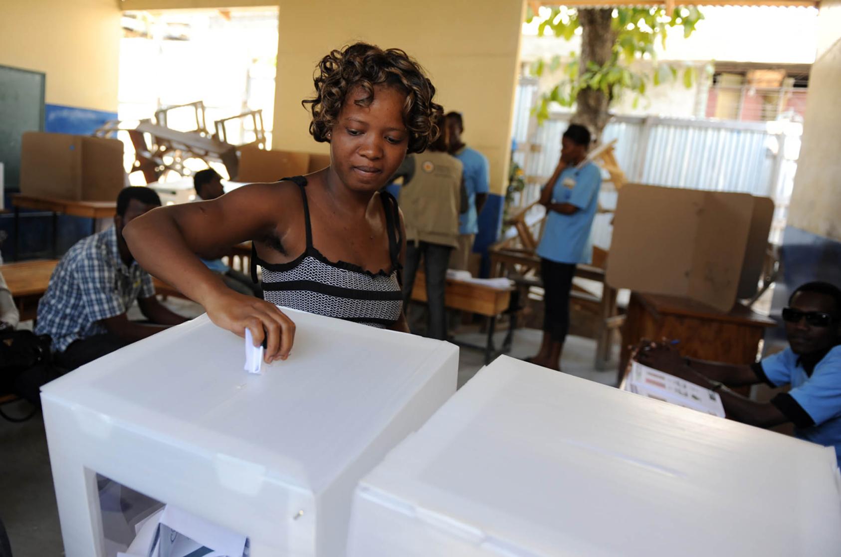 A woman casts her vote in Carrefour, Haiti, during the second round of the presidential elections. March 20, 2011. (Kendra Helmer/USAID)