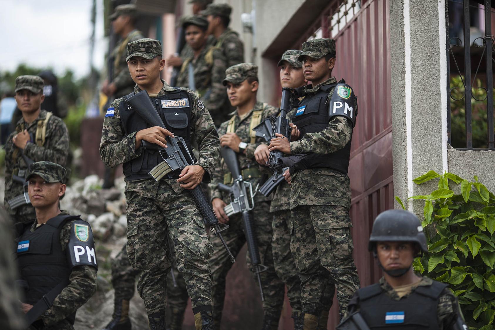 Policía militar patrulla la colonia Flor del Campo, uno de los barrios más violentos de Tegucigalpa, Honduras, 14 de noviembre de 2013. (Rodrigo Cruz-Perez para The New York Times)