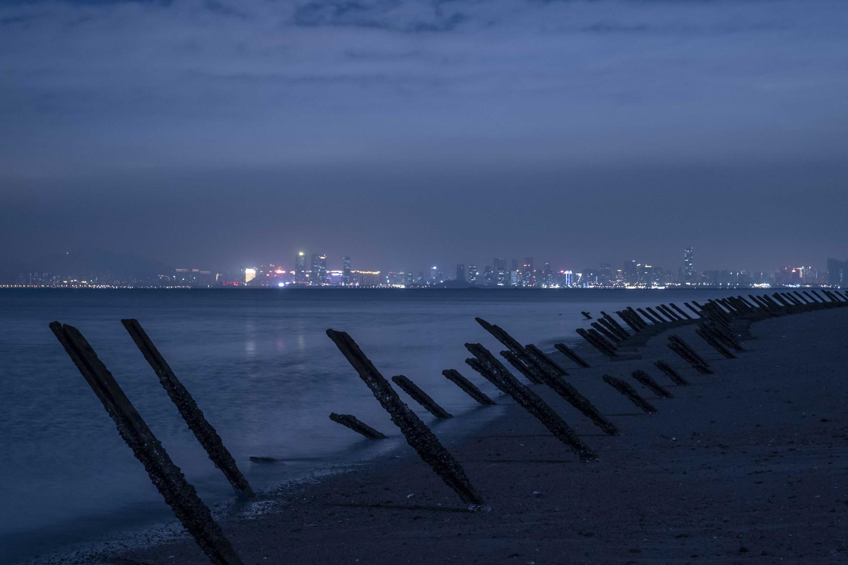Old anti-landing barricades line the shore along a beach in Kinmen, an outlying island of Taiwan, on Nov. 18, 2021. (Lam Yik Fei/The New York Times)