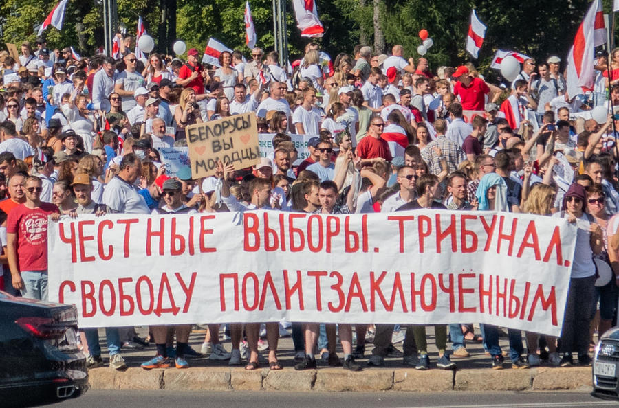 Protesters in Minsk carry a banner urging “honest elections” and freeing of political prisoners. (Wikimedia/CC License 3.0) 