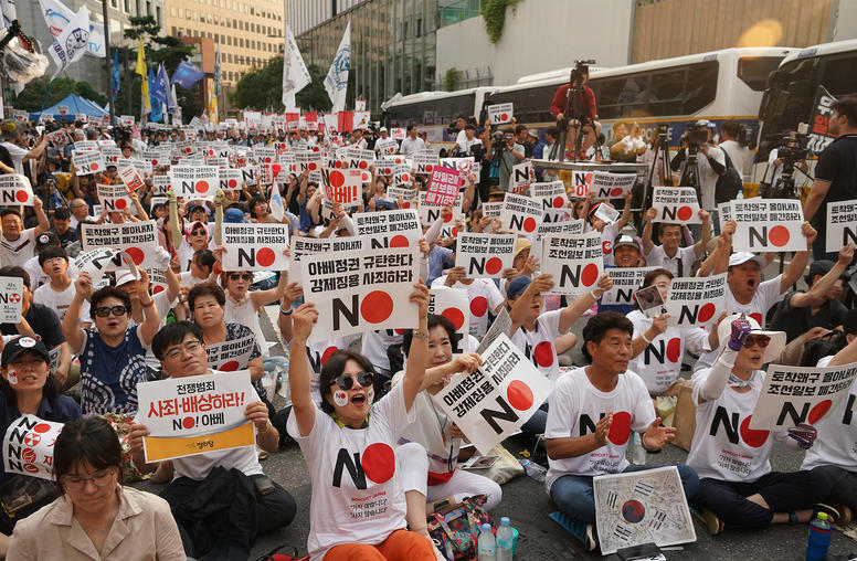 Demonstrators protest Japan’s decision to remove South Korea from a so-called “white list” of favored export partners, in Seoul, South Korea. August 3, 2019. (Chang W. Lee/The New York Times)