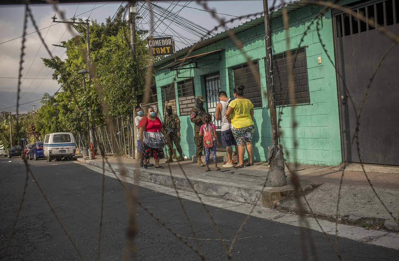 Mientras represión de las bandas en El Salvador continúa, los ciudadanos se preguntan qué vendrá después.