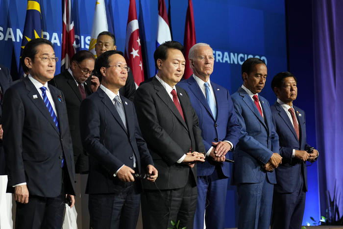 U.S. President Joe Biden joined other leaders for a photo at the Indo-Pacific Economic Framework meeting at the Asia-Pacific Economic Cooperation summit in San Francisco on Nov. 16, 2023. (Doug Mills/The New York Times)