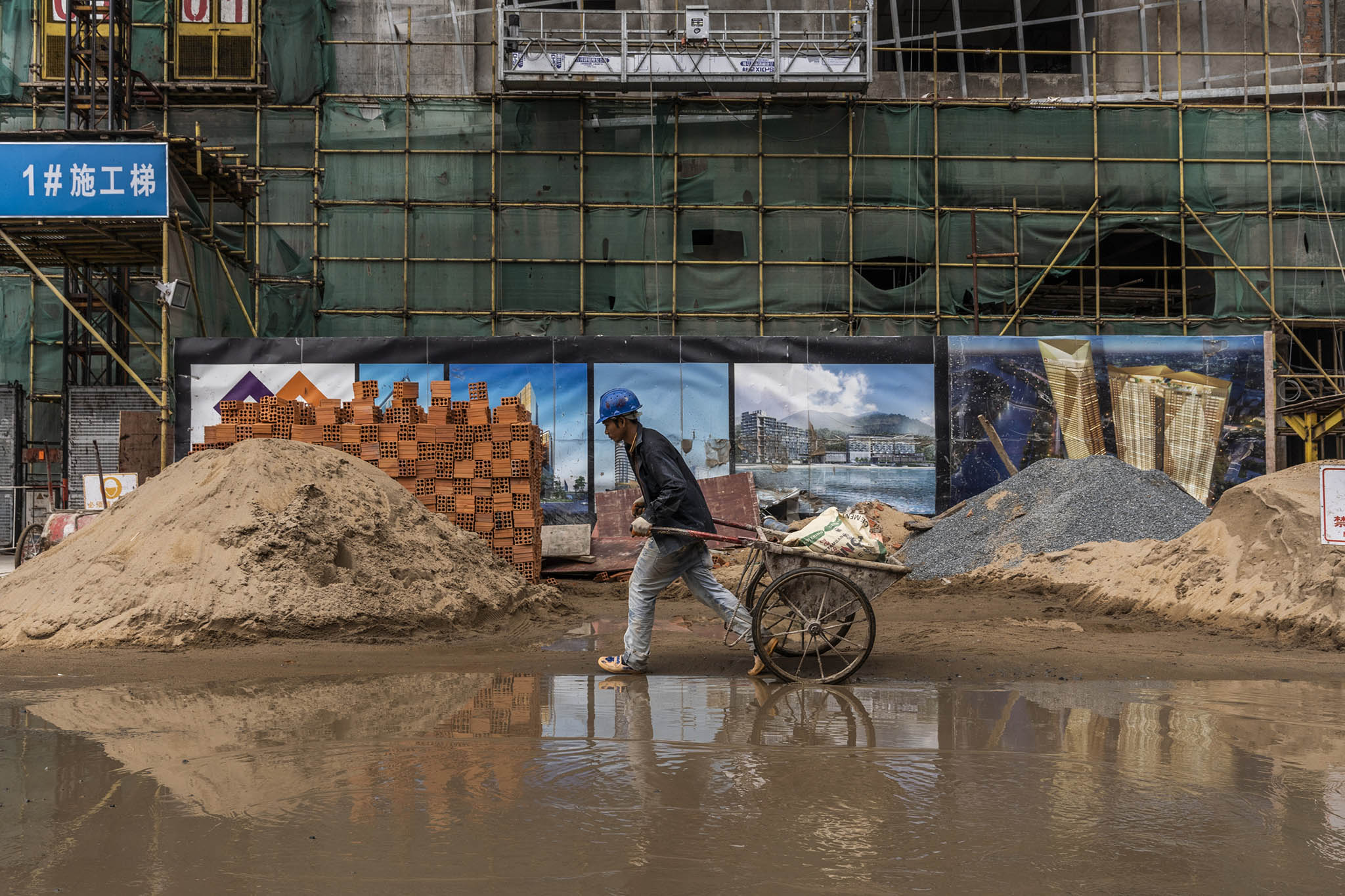 A construction project financed by China, which is Cambodia’s largest trading partner, in Phnom Penh, Aug. 10, 2019. (Adam Dean/The New York Times)