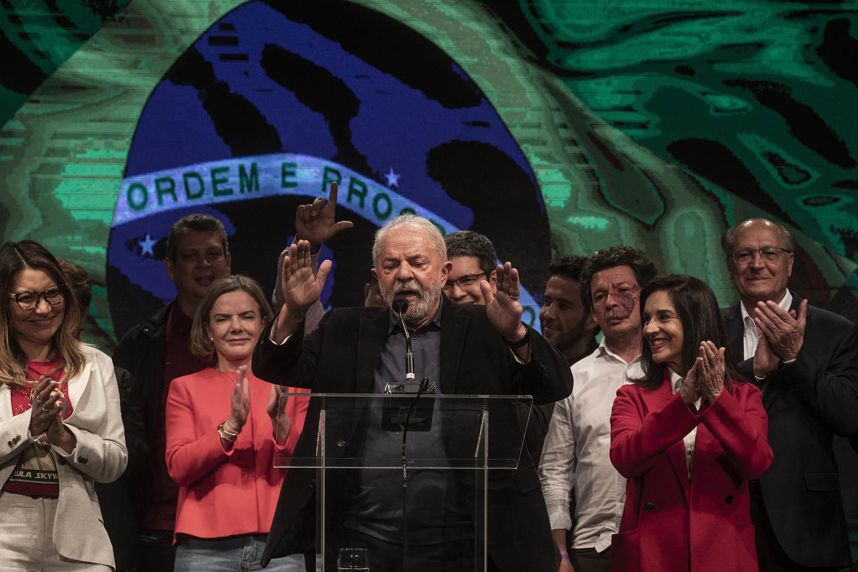 El presidente brasileño, Luiz Inácio Lula da Silva, en el centro, durante su última campaña presidencial, el 2 de octubre de 2022. (Victor Moriyama/The New York Times)